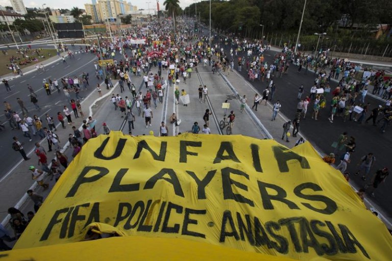 Βραζιλία: Παγκόσμιο κύπελλο ποδοσφαίρου 2014 – Γρασίδι, Business και αίμα