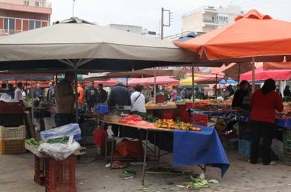 Σπάρτη : Το κράτος “δουλεύει”¨… όταν συλλαμβάνει γιαγιά που πουλάει “παράνομα” λούπινα στη λαϊκή