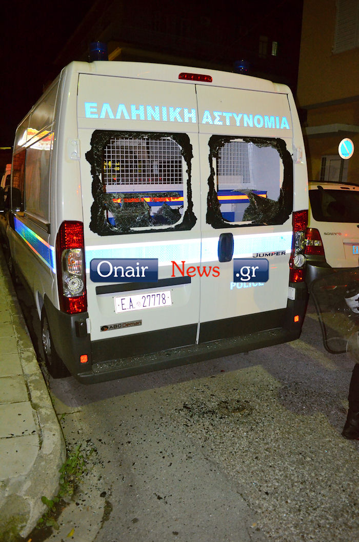 Μεσολόγγι : Επίθεση στο αστυνομικό τμήμα και σπάσιμο περιπολικών μετά την επίθεση ασφαλιτών σε συντρόφους