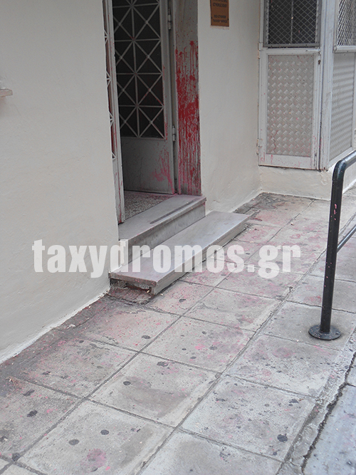 Βόλος : Επίθεση από συντρόφους στο αστυνομικό τμήμα Αγ. Νικολάου