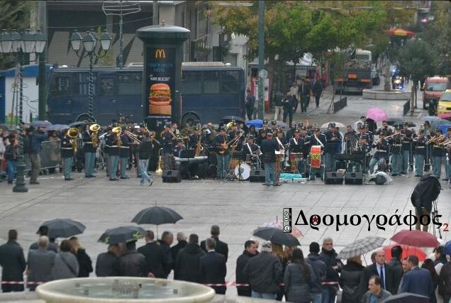 Σινιάλο : για το θάνατο που ζει στις ψυχές των εθελόδουλων καταμεσίς στην κεντρική πλατεία της πρωτεύουσας θλίψης
