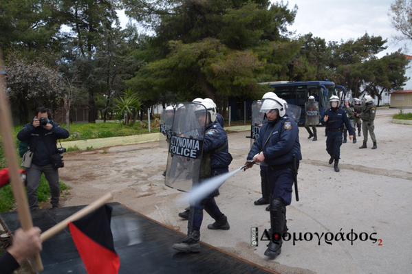 Κόρινθος : Επίθεση με χημικά και ξύλο στην πορεία ενάντια στα στρατόπεδα συγκέντρωσης