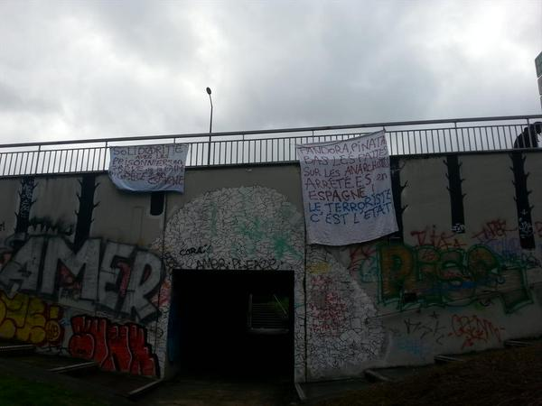 Besançon, Γαλλία : Πανό αλληλεγγύης στους αναρχικούς κρατούμενους