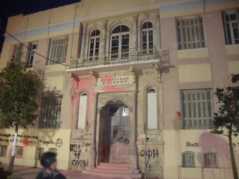 Ηράκλειο : Ενημέρωση απο την πορεία αλληλεγγυης (2/4) στους πολιτικούς κρατούμενους απεργούς πείνας