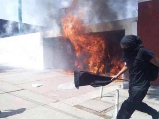 Οαχάκα, Μεξικό : Επίθεση στα γραφεία του κυβερνώντος PRI την 1η Μάη