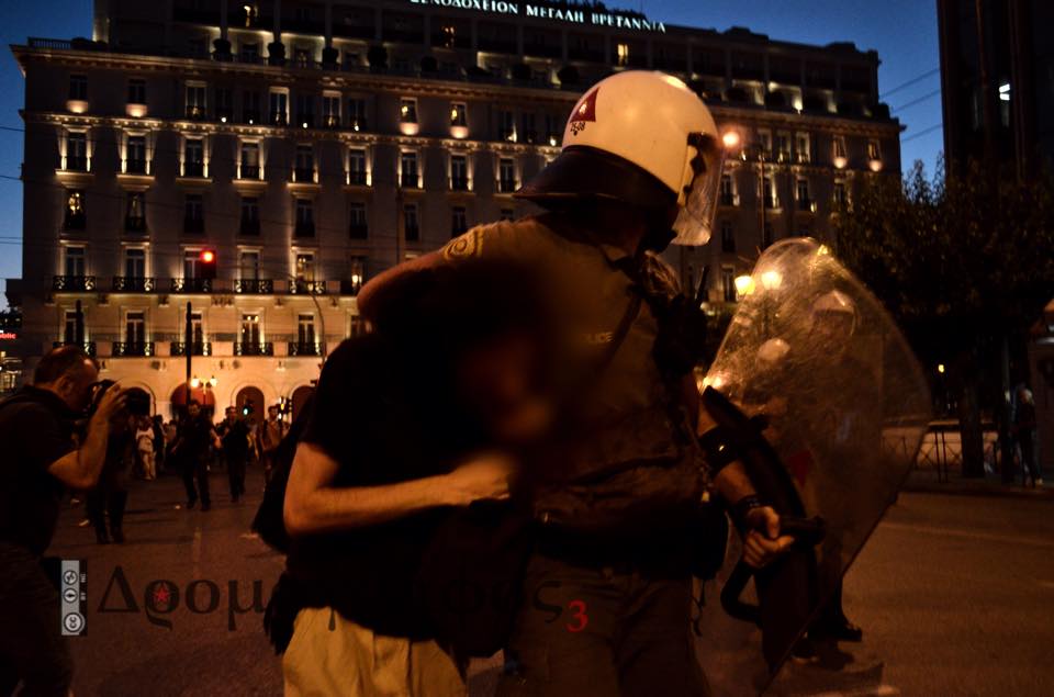 Αθήνα : Βίντεο από την Δυναμική παρέμβαση στη φιλομνημονιακή συγκέντρωση στο Σύνταγμα