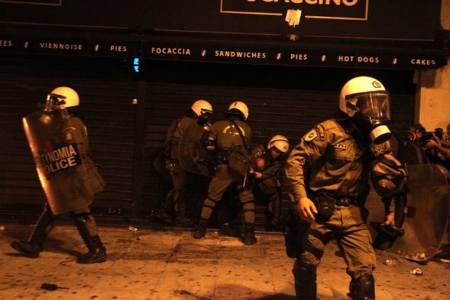 Αθήνα : Βίντεο από την πρώτη γραμμή των συγκρούσεων της 15/7 ενάντια στο Μνημόνιο 3