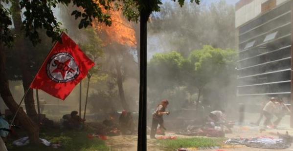 Suruç, Τουρκία : Μεγάλος αριθμός νεκρών και τραυματιών από βομβιστική επίθεση εναντίον συνέντευξης τύπου για την ανοικοδόμηση του Κομπανί