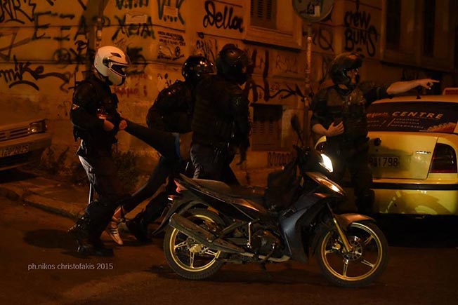 Εξάρχεια : Φωτογραφίες από Δελτα που με “δημοκρατικούς” τρόπους κάνουν προσαγωγές