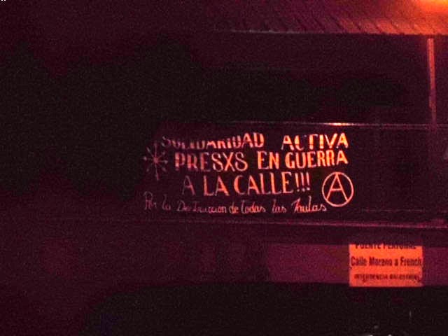 Μπουένος Άιρες, Αργεντινή : Πανό αλληλεγγύης στα έγκλειστα αναρχικά συντρόφια