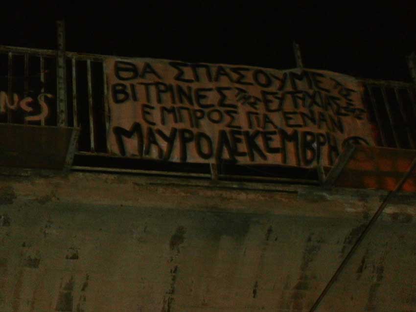 Ατομικότητες για την αναρχική εξέγερση : Πανό και κείμενο για τον Μαύρο Δεκέμβρη #BlackD15