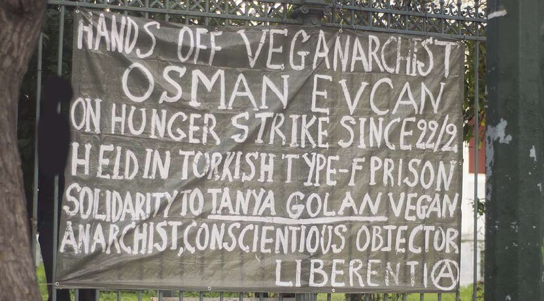 Liberentia: Ανάρτηση πανό αλληλεγγύης στους βιγκαναρχικούς Osman Evcan και Tanya Golan