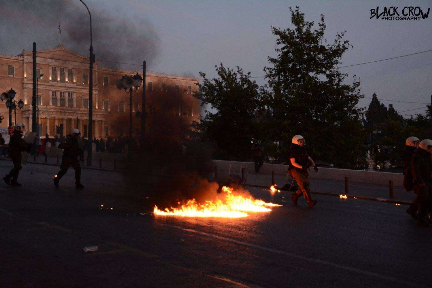 Αθήνα: Φωτορεπορτάζ από πορείες και συγκρούσεις σε Σύνταγμα και Εξάρχεια (08/05)