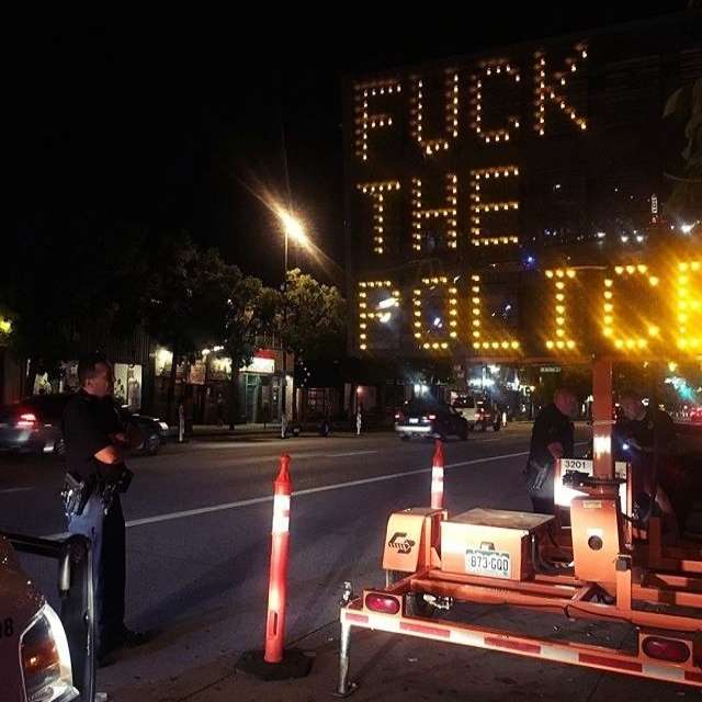 Denver, USA: Road sign hacked with anti-police message