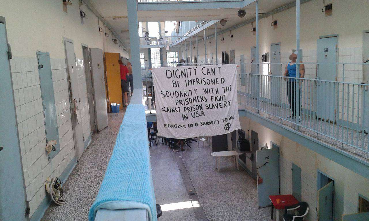 Πανό για τη Διεθνή Μέρα Αλληλεγγύης στους κρατούμενους των ΗΠΑ στην Α’ Πτέρυγα Κορυδαλλού