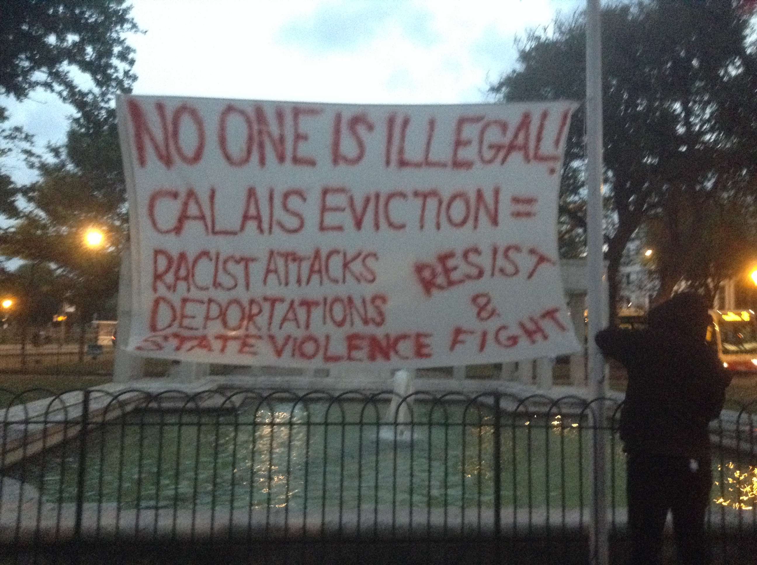 Brighton, UK: Banner in solidarity with Calais Jungle refugees