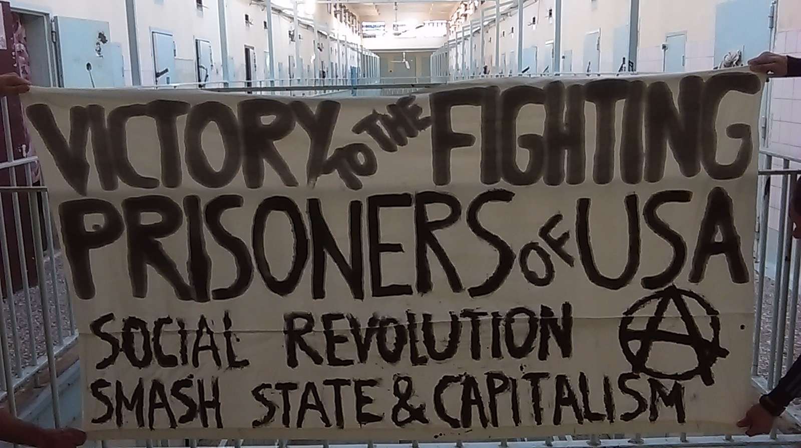 Φυλακές Κορυδαλλού: Μεσημεριανή στάση και πανό για την διεθνή ημέρα δράσεων αλληλεγγύης στους φυλακισμένους των ΗΠΑ