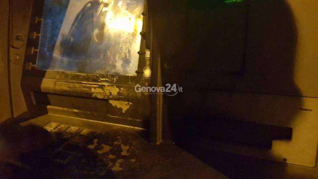 Florence, Italy: ATM torched in solidarity with anarchist comrades