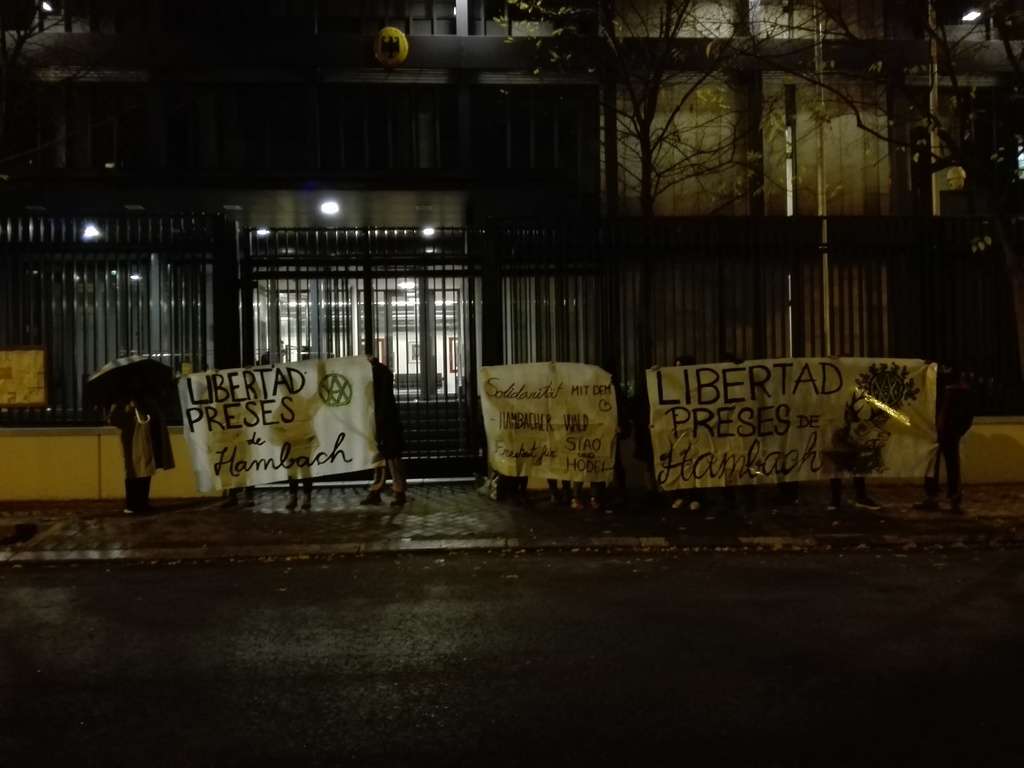 Μαδρίτη: Παρέμβαση έξω από τη γερμανική πρεσβεία σε αλληλεγγύη στις συλληφθείσες του Χάμπαχ