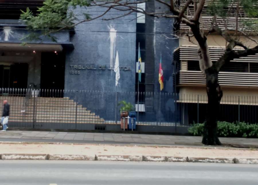 Porto Alegre, Brazil: Justice Tribunal paint-bombed in solidarity with imprisoned comrade Rafael Braga [Eng/Port]