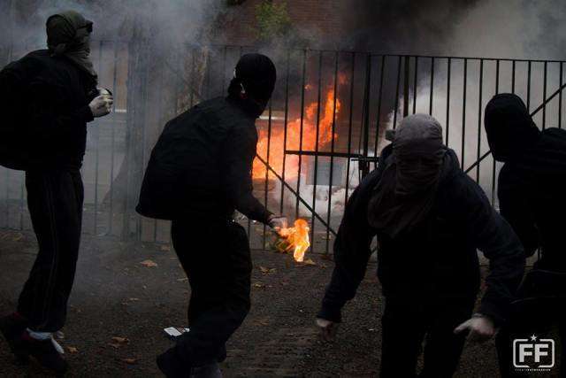Santiago, Chile: Anarchists erect barricades