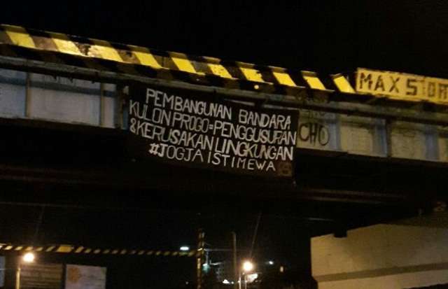 Yogyakarta, Indonesia: Banner drop Against the Construction of Kulon Progo Airport