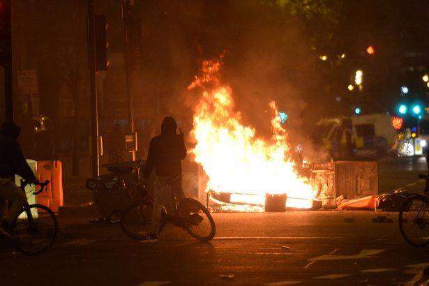 London: Burning barricades and clashes with police in Dalston
