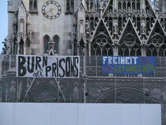 Vienna: Banner drop against prisons at Votiv Church
