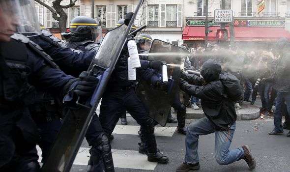 Γαλλία: Συγκρούσεις στην απεργιακή πορεία στο Παρίσι για τα εργασιακά. [Videos]