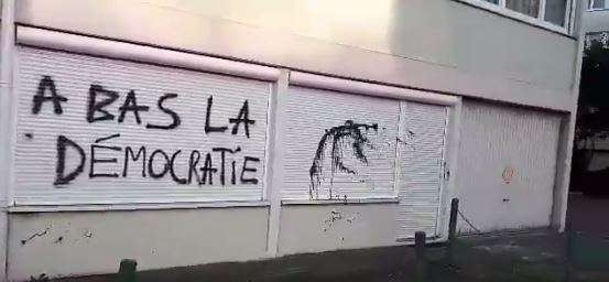 Besançon, France: School of commerce solidarity attack and tags on the “En Marche” premises