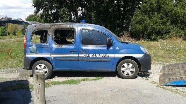 Limoges (Haute-Vienne), France: Gendarmerie’s vehicles in flames.