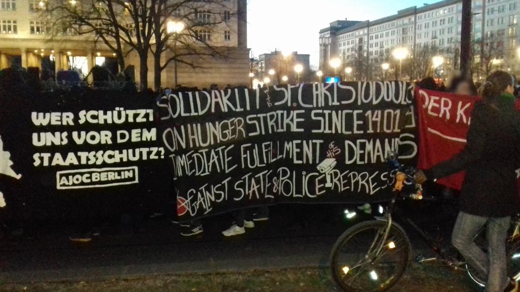 Βερολίνο: Πανό αλληλεγγύης στον Σπύρο Χριστοδούλου