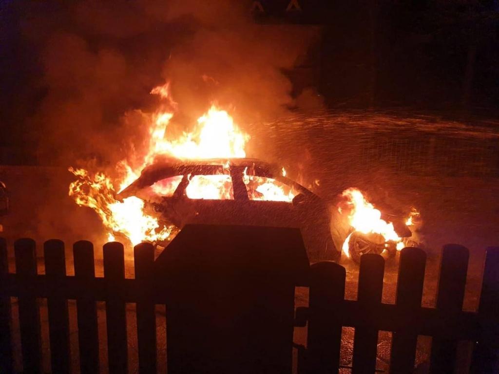 Germany: Private Car of Immigration Cop and Fascist AfD Member Torched