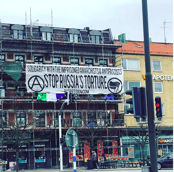Bannerdrop in solidarity with the tortured anarchists & antifascists