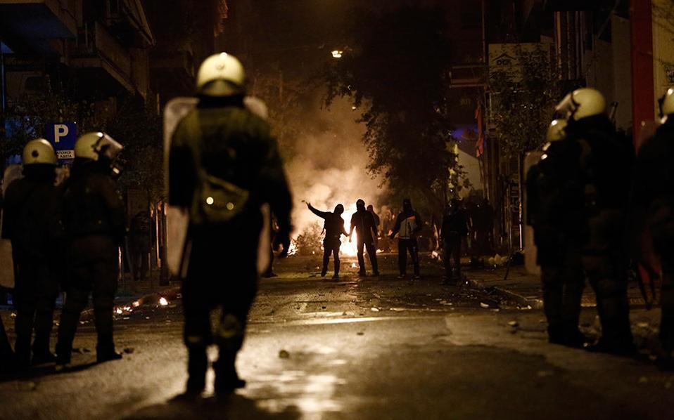 Atene, Grecia: Lo Stato greco ha iniziato gli sgomberi di edifici occupati da anarchici e persone migranti nel quartiere di Exarcheia