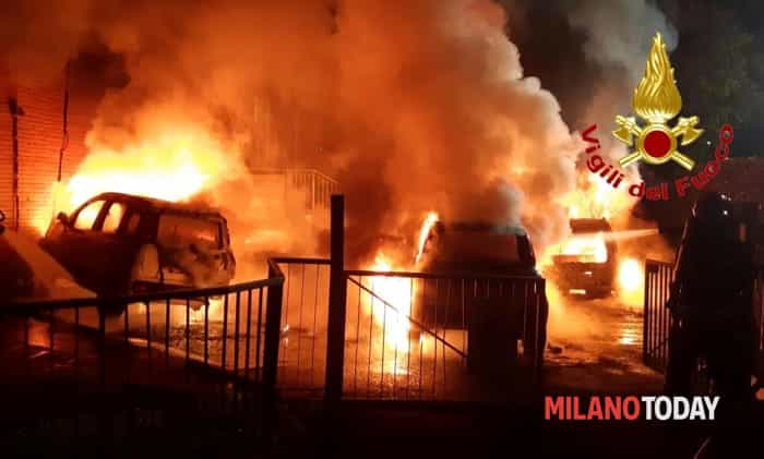 Milano, Italia: Attacco incendiario contro cinque automobili