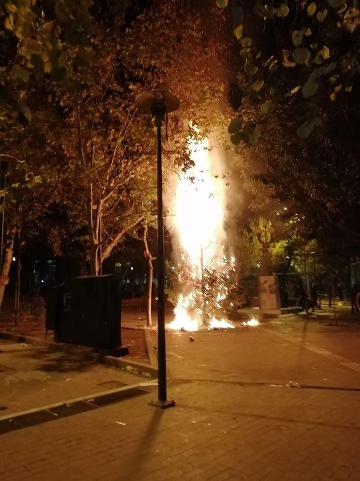 Atene, Grecia: Rivendicazione dell’incendio dell’albero di natale nella piazza di Exarchia