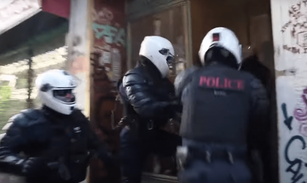 Εξάρχεια: Αστυνομικοί πετούν χειροβομβίδα κρότου-λάμψης μέσα σε πολυκατοικία
