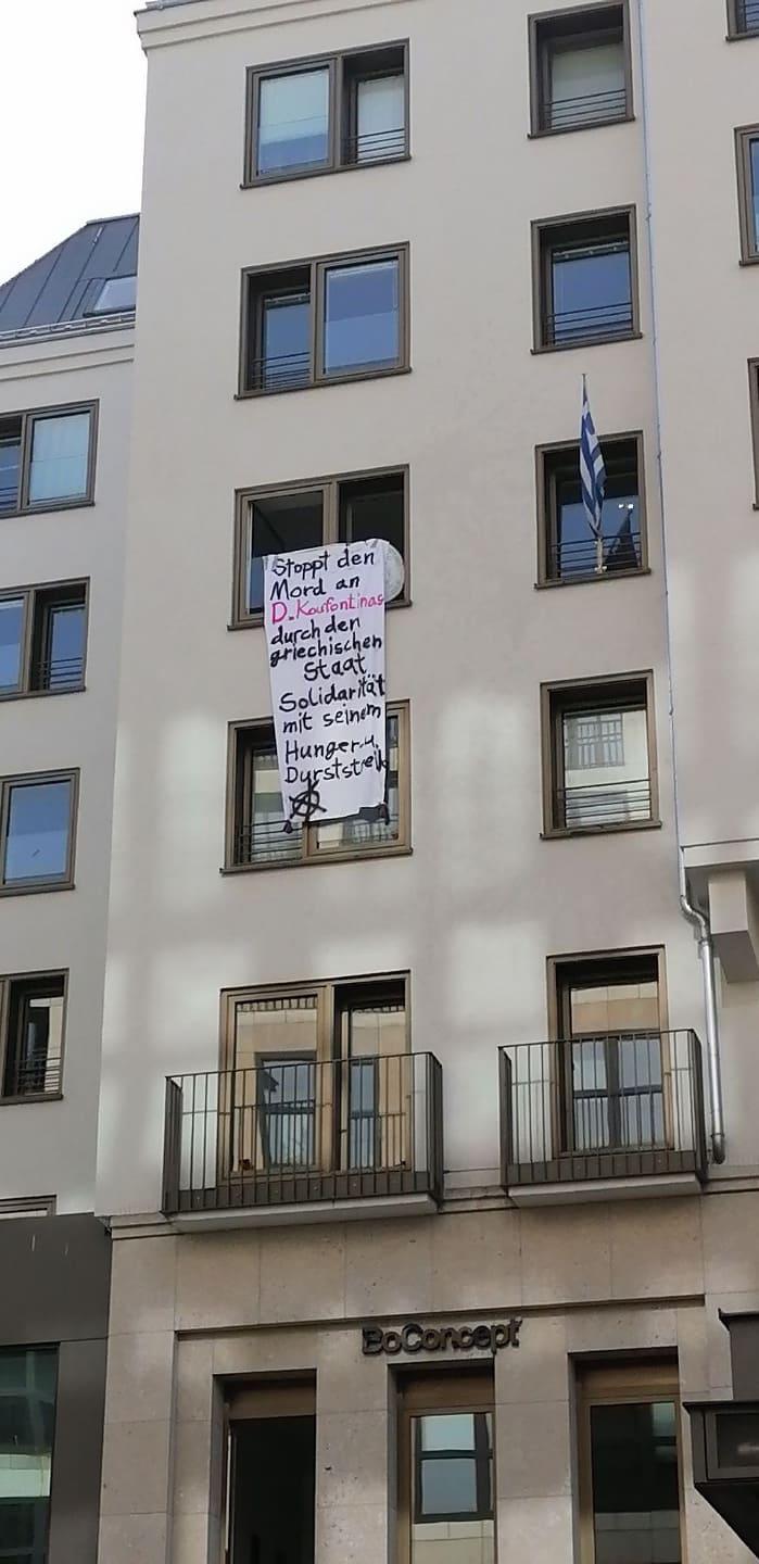 Berlin, Deutschland: Griechisches Konsulat in Solidarität mit dem Hungerstreikenden Dimitris Koufondinas besetzt